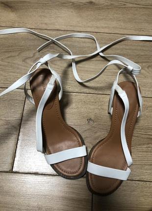 Босоніжки білі на шнурках , 37 р