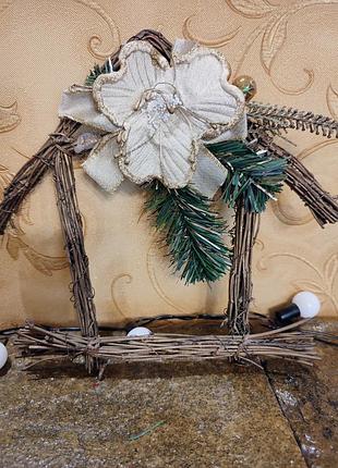 Новогодний декор
домик из лозы.