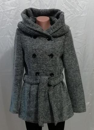 Пальто с объёмным капюшоном1 фото