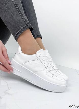 Женские кроссовки белые в стиле fors