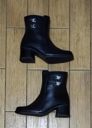 Ботильйони чоботи жіночі на підборах чорні шкіра