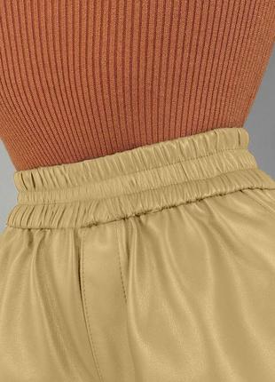 Бежеві шкіряні шорти на резинці короткі модні стильні трендові2 фото