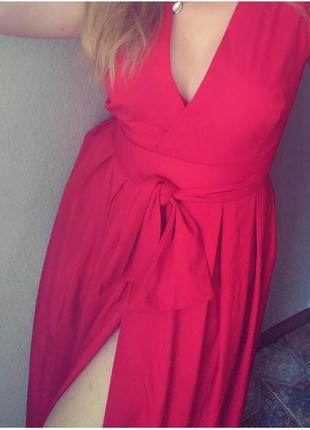 Червоне довге плаття з декольте