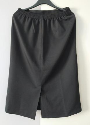 Классическая офисная черная юбка миди с разрезом3 фото