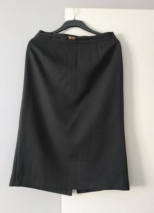 Классическая офисная черная юбка миди с разрезом1 фото