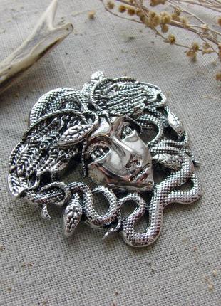 Крупная брошь медуза горгона со змеями в греческом стиле. цвет серебро