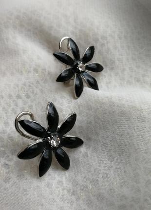 Серьги черные цветки цветочки эмаль черная с белым камнем стразой1 фото