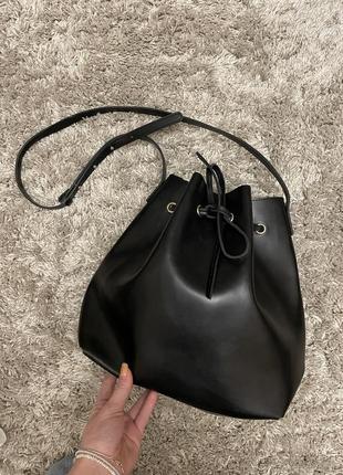 Чорна сумка-бочонок від oriflame