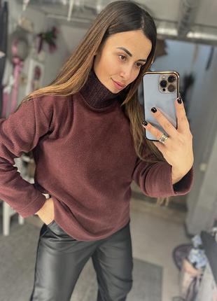 Стильний джемпер з в'язаної стійкою