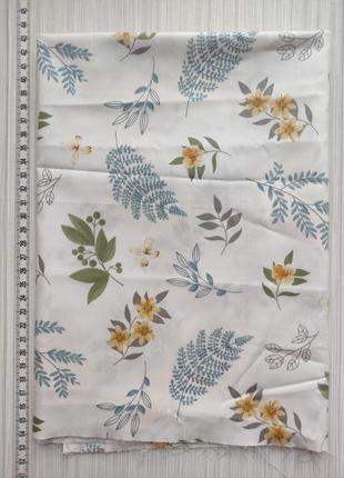 Відріз тканини для рукоділля 40*50 см. листя папороті і жовті квіти на білому тлі. сатин 100% бавовна.