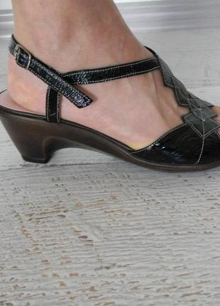 Невесомые кожаные французские босоножки 39р.