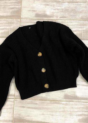 Дитячий укорочений кардиган з v-подібним вирізом на гудзиках