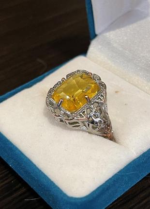 Красивое кольцо с желтым камнем