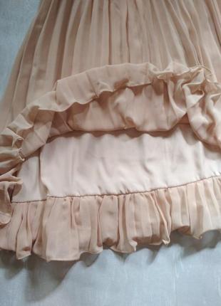 Коктейльное шифоновое плиссированное платье с вышивкой цвета пудры6 фото