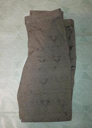 Брюки женские оливкового цвета  с интересным принтом