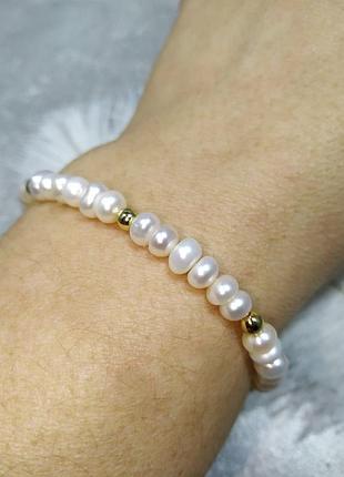 Ніжний, витончений перловий браслет на резинці в позолоті