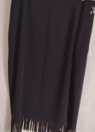 Очень красивая  двусторонняя черно-белая  юбка с бахромой внизу и вырезанным узором на бедрах2 фото