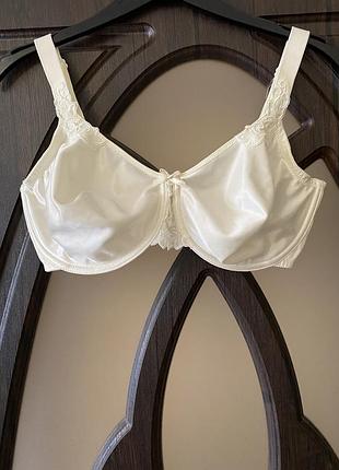 Шикарный, белый бюстгальтер