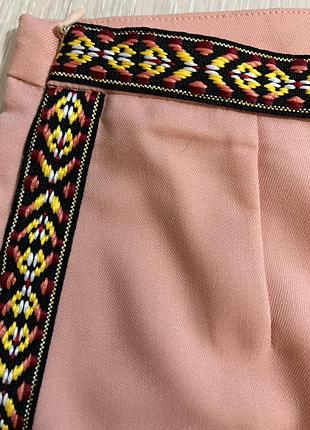 Очень красивые и стильные брендовые шорты.