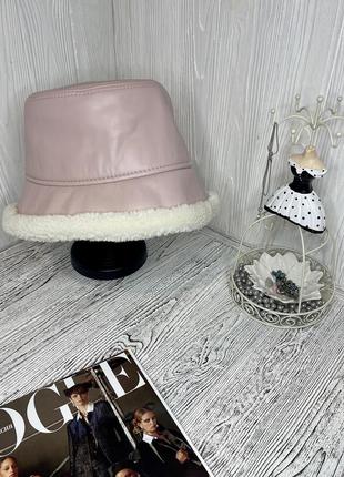 Тёплая панама из эко-кожи цвет пудра
