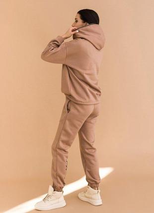 Бежевый теплый костюм с молнией3 фото