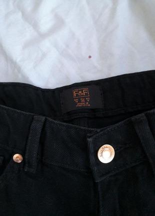 Крутая плотная черная джинсовая юбка с необработанным низом и фабричными рваностями.6 фото
