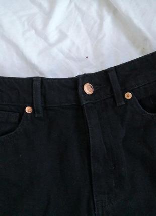 Крутая плотная черная джинсовая юбка с необработанным низом и фабричными рваностями.3 фото