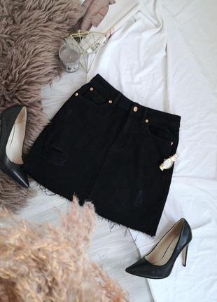 Крутая плотная черная джинсовая юбка с необработанным низом и фабричными рваностями.8 фото
