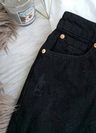 Крутая плотная черная джинсовая юбка с необработанным низом и фабричными рваностями.7 фото