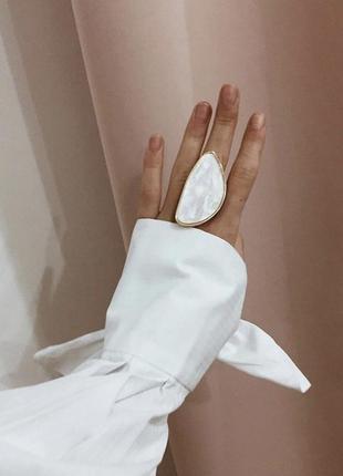 Кольцо масивне велике  перстень перламутрове перламутр колечко біле з каменем модне