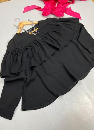Элегантная черная блуза с воланом