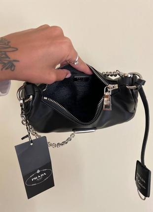 Prada re-mini black edition брендова жіночий чорна стильна сумочка з ланцюгом і ремінцем крута чорна сумка тренд9 фото