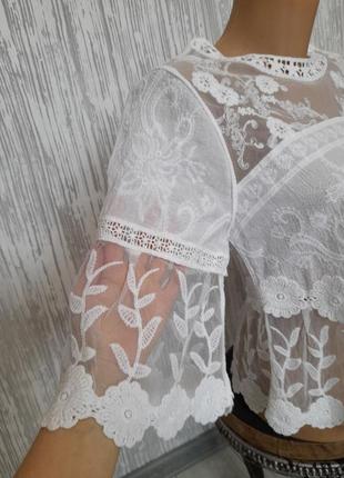 Біла мереживна блузка з вишивкою в стилі шеббі-шик6 фото