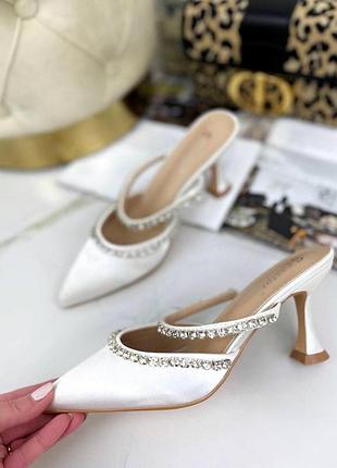 Свадебные белые лодочки на невысоком каблуке с камушками