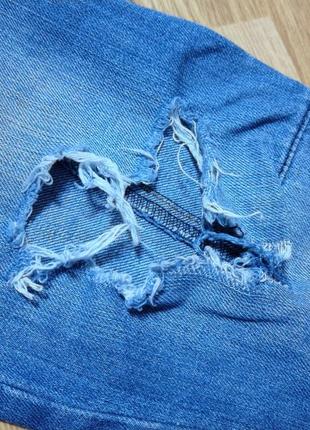 Узкие джинсы с потертостями и дырами.10 фото