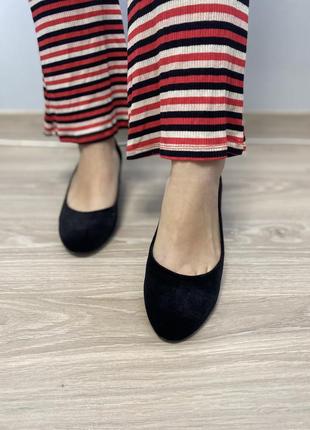 Бархатные велюровые туфли балетки на каблуке чёрные4 фото