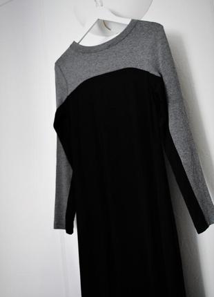 Длинное черное платье с серой вставкой прямого кроя м4 фото
