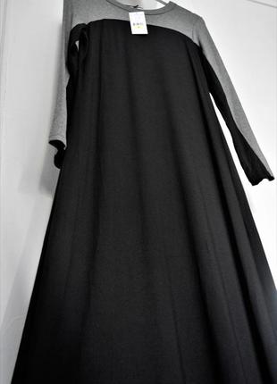 Длинное черное платье с серой вставкой прямого кроя м8 фото