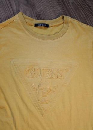 Хлопковая футболка с большим лого guess emboss triangle logo tee3 фото