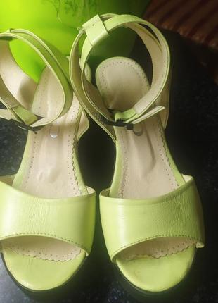 Кожаные босоножки на стильной танкетке