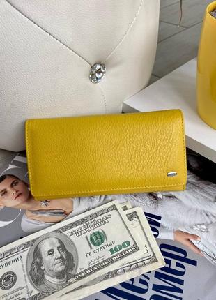 Шкіряний гаманець busy на магнітах з візитницею жовтий жіночий