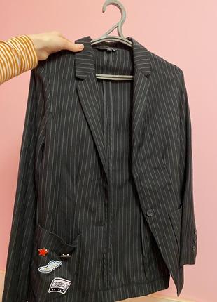 Пиджак чёрный со значками пинами