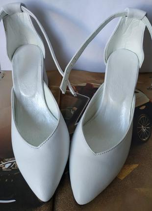 Комфортные и эффектные туфли limoda ! натуральная кожа босоножки! каблук 6 см очень красивые белого цвета3 фото