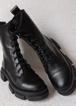 Женские зимние кожаные ботинки prada le черного цвета на высокой подошве2 фото