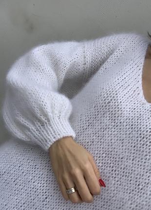 Білий мохеровий пухнастий светр з вирізом2 фото