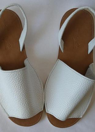Стиляшки! женские кожаные сандалии испанка! летние босоножки менорки белого цвета4 фото