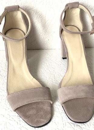 Mia style! классические летние женские бежевые замшевые босоножки на каблуке 6, 5 см9 фото