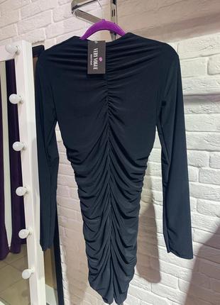 Стильное платье сборки по всей длине нереально красивое