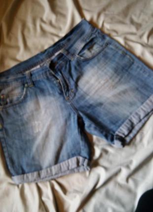 Джинсовые шорты порваности потертости