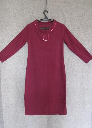 Флисовое платье  миди с украшением  по горловине